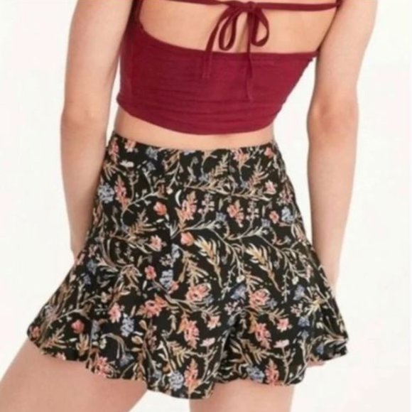 Urban Outfitters Kimchi Blue Floral Ruffle Shorts in Black/Gold - Picture 2 of 9